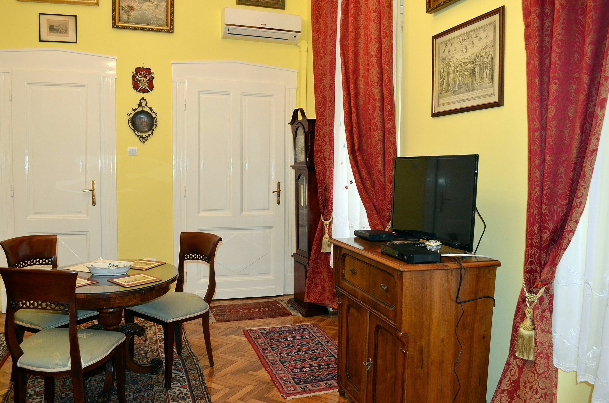 - Veres Palne * Budapest