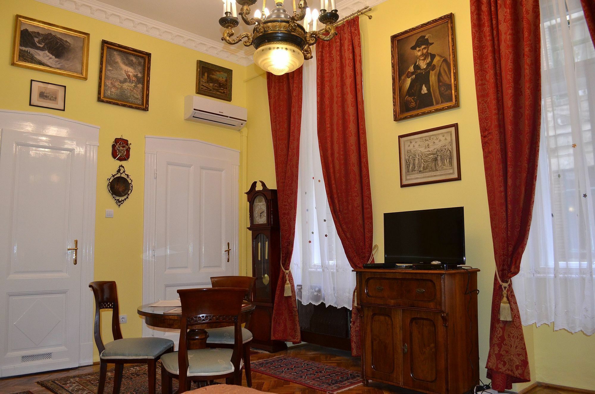- Veres Palne Apartment *